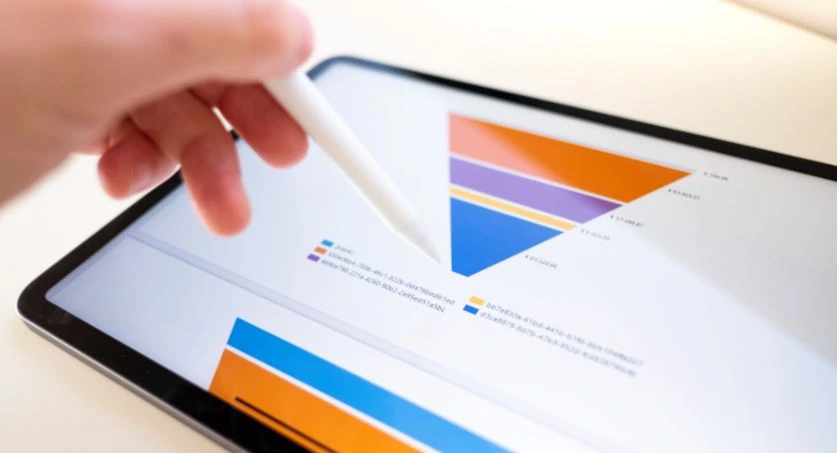 Pessoa aponta para tablet onde está desenhado um funil de vendas, estilo pirâmide invertida