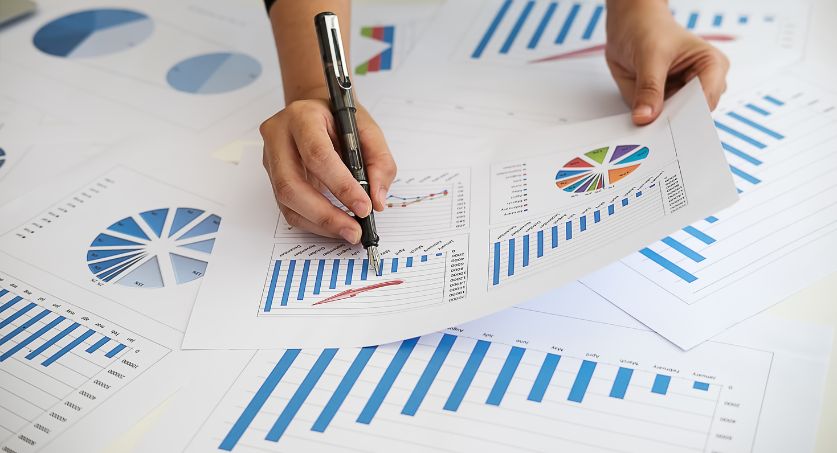 Gráfico de dados do marketing imobiliário em cima de uma mesa de escritório
