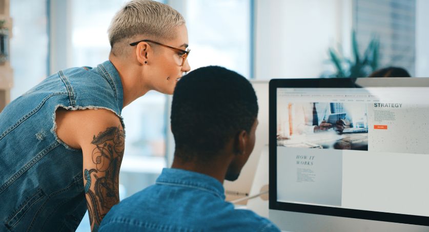 Equipe de branding analisando material de cliente