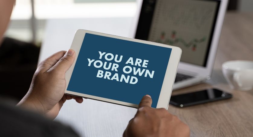 Tela de tablet escrito Você é a sua própria marca, um termo bem conhecido no branding
