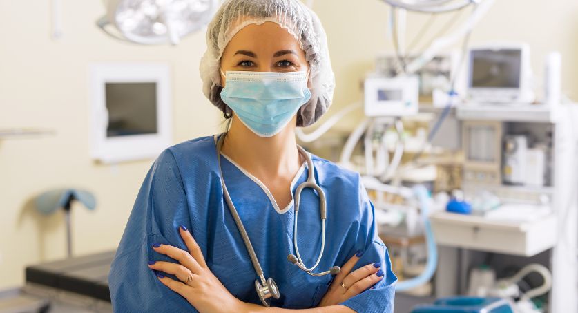 Médica com pijama cirúrgico e aparato médico em ensaio fotográfico para ensaio fotográfico de marketing médico