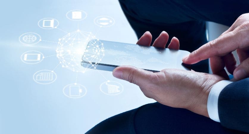 Homem aponta para celular com vários hologramas de omnichannel