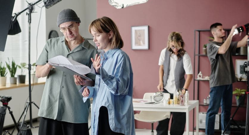 Equipe de marketing de quatro pessoas em set de fotografia para campanha de storytelling
