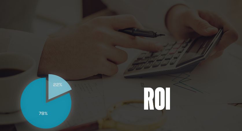 Pessoa analisando calculadora e gráficos para medir ROI em uma estratégia de gestão de redes sociais.