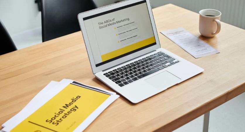 Notebook com apresentação de estratégia de social media usada no planejamento de gestão de redes sociais.