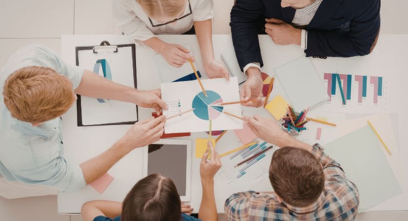 Profissionais estudam perfis de clientes e jornada de compra para aplicar o que é persona em uma estratégia de marketing.